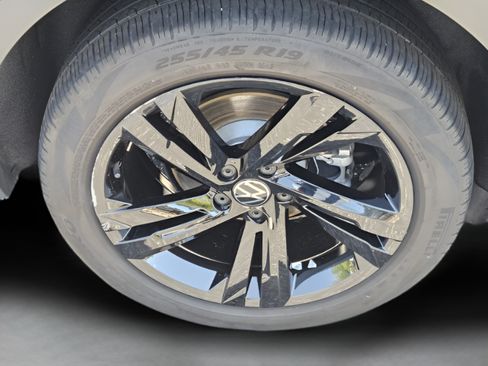 Used 2023 Volkswagen Tiguan SE R-Line FWD image 28