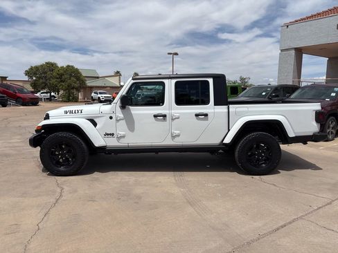 Certified 2022 Jeep Gladiator Sport AWD/4WD image 8