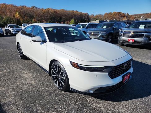 Used 2025 Honda Accord Touring image 2