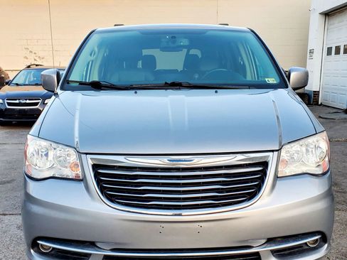 Used 2015 Chrysler Town & Country Touring FWD image 10