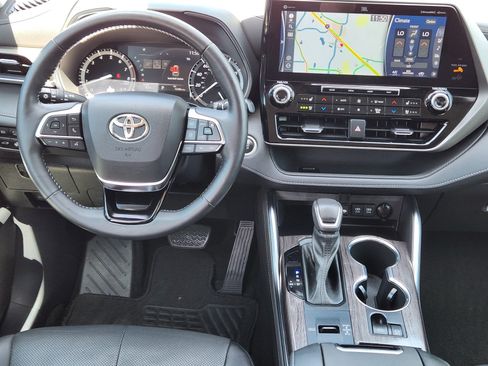 Used 2021 Toyota Highlander Limited FWD image 10