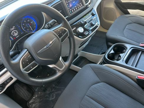 Used 2019 Chrysler Pacifica Touring Plus w/ Tire & Wheel Group FWD image 29