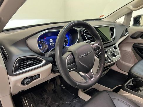 Used 2024 Chrysler Pacifica Touring-L FWD image 17