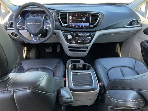 Used 2024 Chrysler Pacifica Touring-L image 9