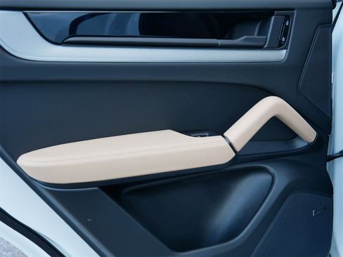 Used 2025 Porsche Cayenne image 12