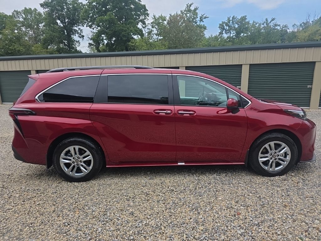 Certified 2026 Toyota Sienna XLE FWD image 7