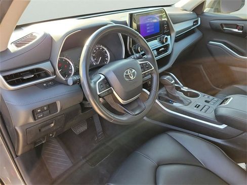 Used 2024 Toyota Highlander XLE image 11