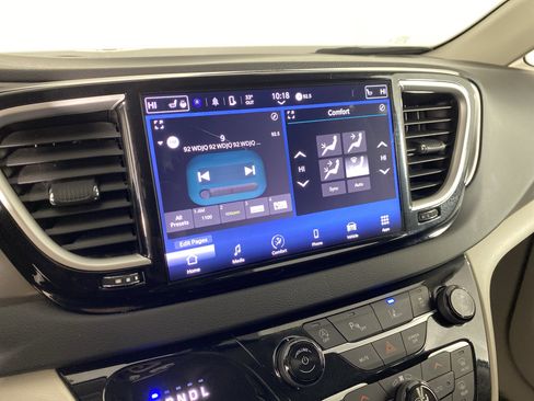 Used 2024 Chrysler Pacifica Touring-L image 37