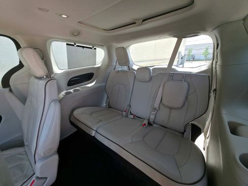 Used 2018 Chrysler Pacifica Limited w/ Tire & Wheel Group FWD image 13