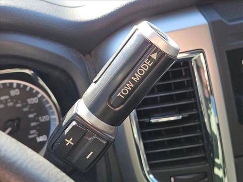 Used 2017 Nissan Titan SV image 10