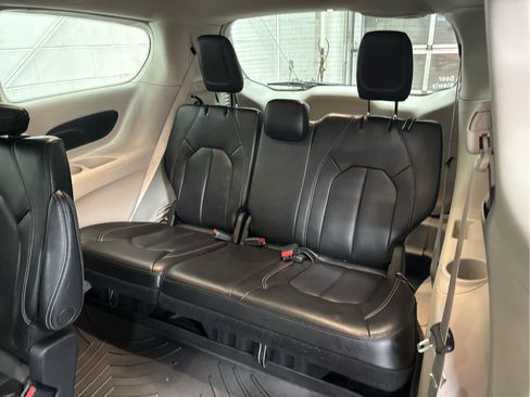 Used 2023 Chrysler Pacifica Touring-L image 40
