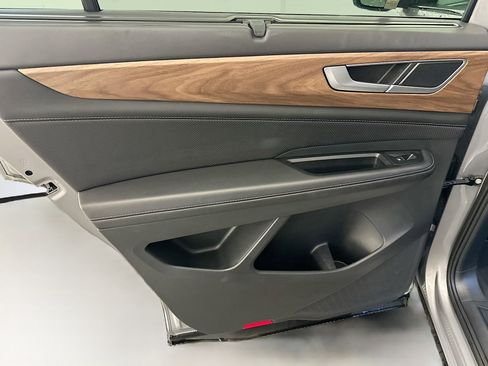 Used 2025 Volkswagen Atlas SE image 27