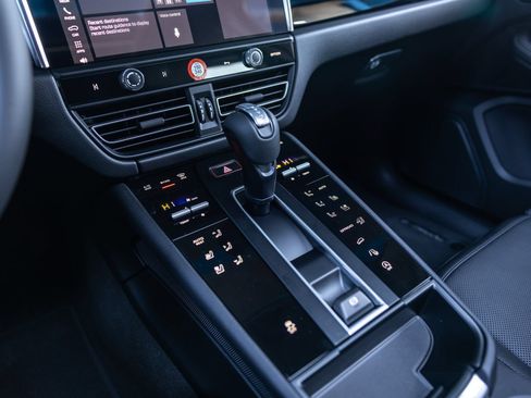 Certified 2026 Porsche Macan AWD/4WD image 31