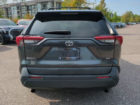 Used 2021 Toyota RAV4 LE FWD image 5