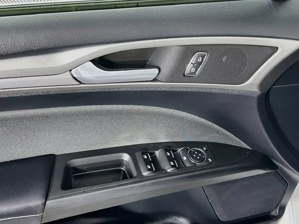 Used 2019 Ford Fusion SE FWD image 19