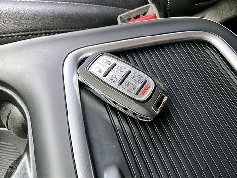 Used 2024 Chrysler Pacifica Touring-L FWD image 11
