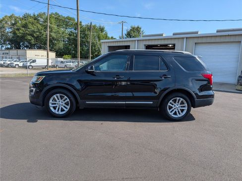 Used 2017 Ford Explorer XLT w/ Equipment Group 202A FWD image 2