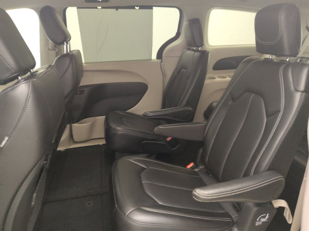 Used 2024 Chrysler Pacifica Touring-L FWD image 18
