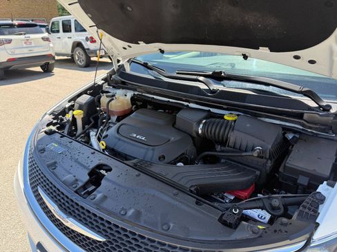 Used 2017 Chrysler Pacifica Limited FWD image 21