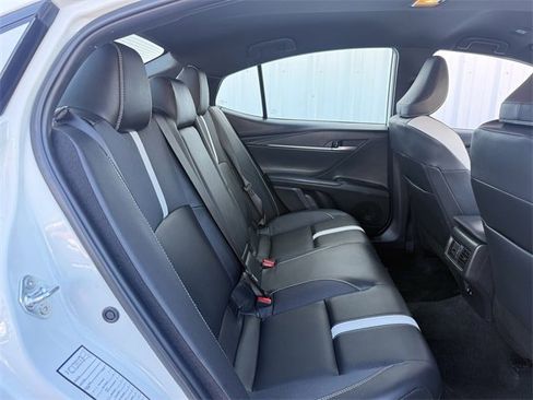 Used 2025 Toyota Camry SE image 32
