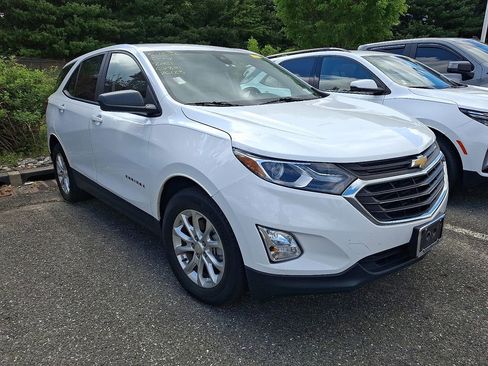 Used 2021 Chevrolet Equinox LS w/ LS Convenience Package FWD image 3