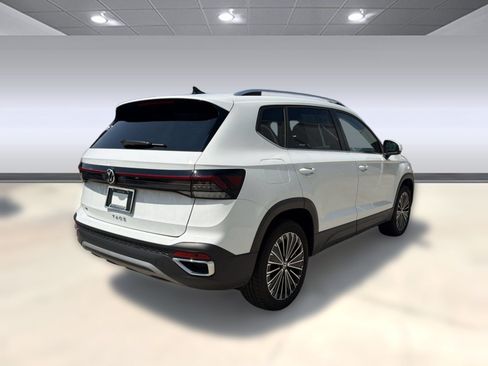 Used 2025 Volkswagen Taos SE FWD image 9