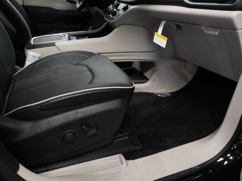 New 2023 Chrysler Pacifica Limited w/ Uconnect Theater Family Group image 36