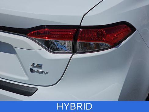 Used 2025 Toyota Corolla LE w/ LE Premium Package FWD image 33