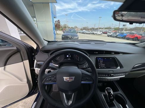 Used 2020 Cadillac XT4 Premium Luxury w/ Technology Package FWD image 10