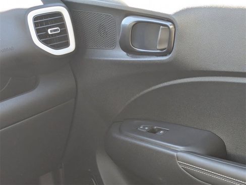 Used 2023 Hyundai Venue Limited image 14