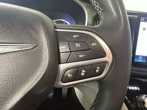 Used 2023 Chrysler Pacifica Touring-L FWD image 16