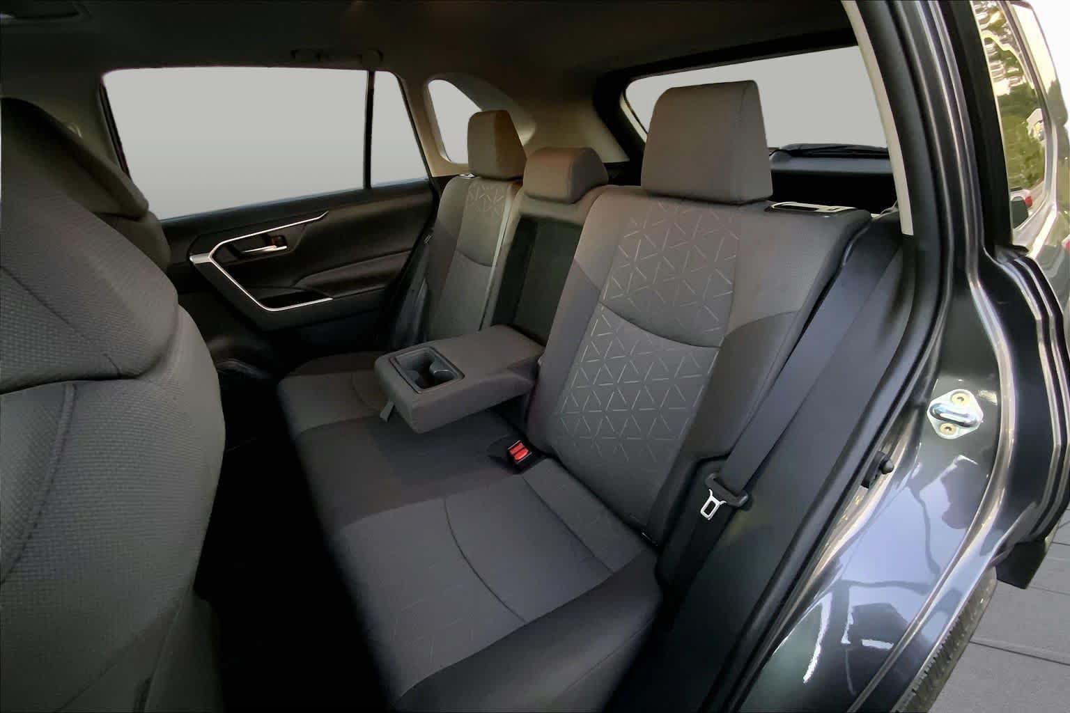Used 2021 Toyota RAV4 XLE w/ Convenience Package FWD image 18