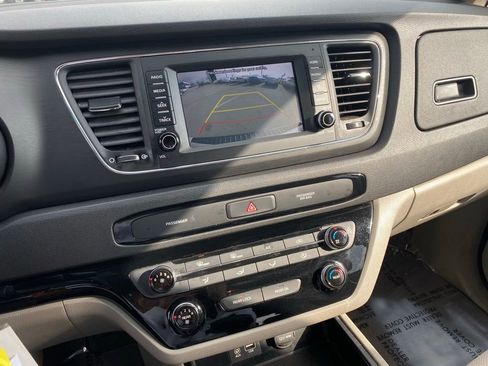 Used 2021 Kia Sedona LX image 19