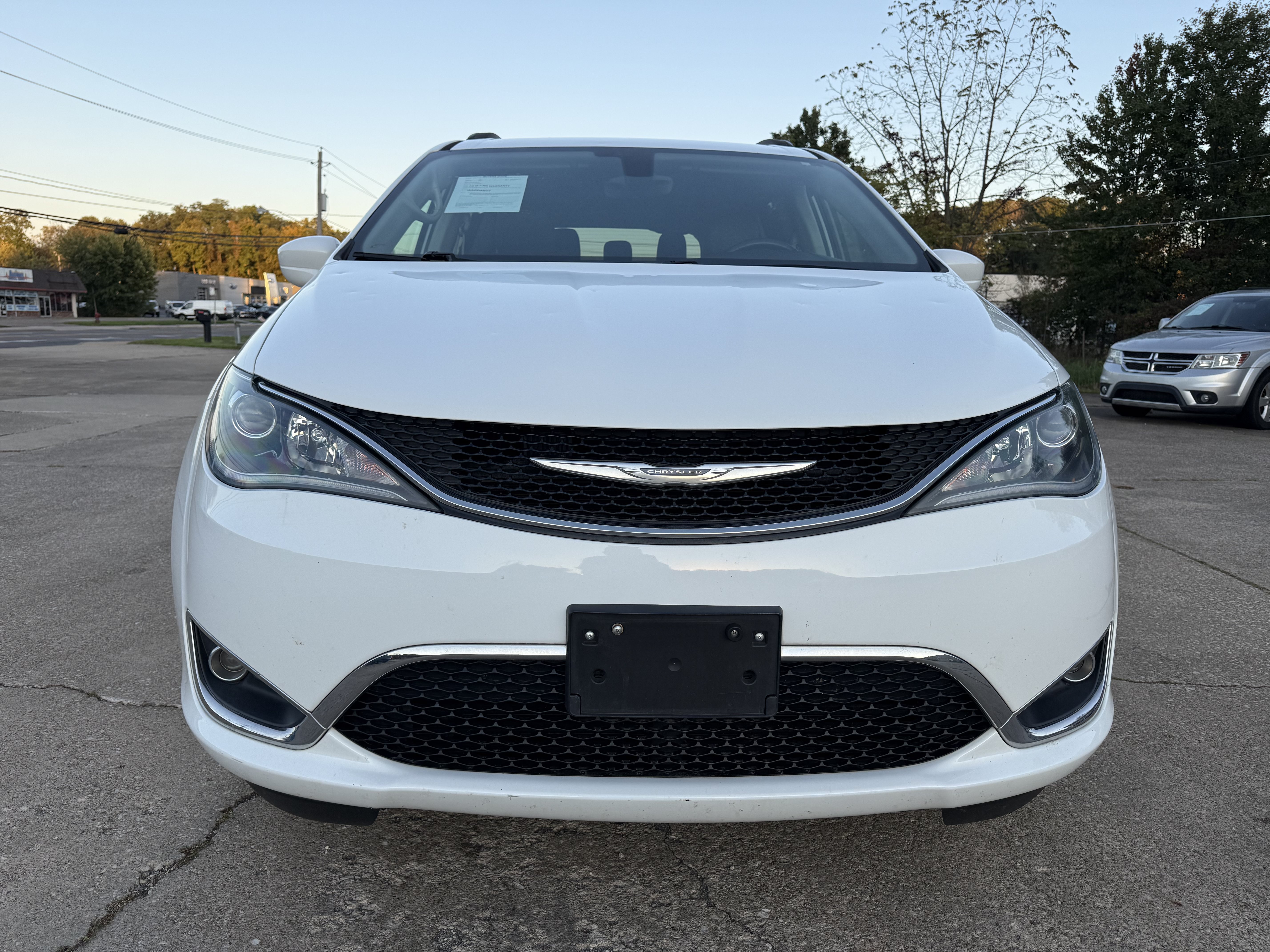 Used 2017 Chrysler Pacifica Touring-L FWD image 8