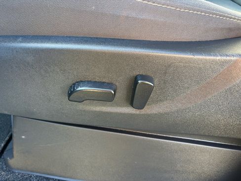 Used 2024 Nissan Frontier SV image 9