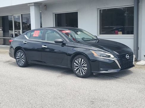Used 2025 Nissan Altima 2.5 SV FWD image 32