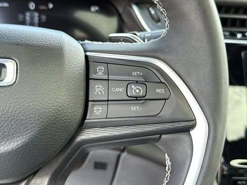 Used 2023 Jeep Grand Cherokee Altitude AWD/4WD image 13