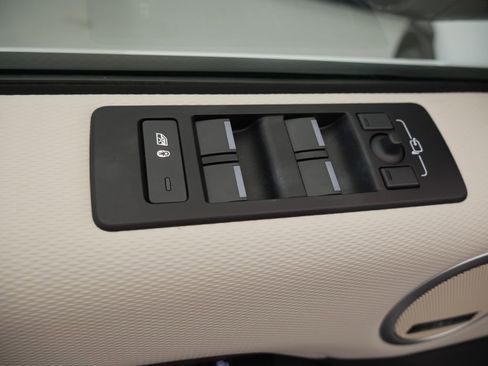 Used 2025 Land Rover Discovery Dynamic SE image 18