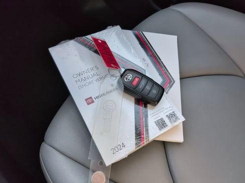 Used 2024 Toyota Highlander XLE image 28