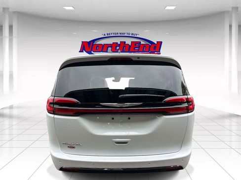 Used 2024 Chrysler Pacifica Touring-L FWD image 4