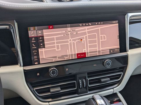 Used 2025 Porsche Macan image 17