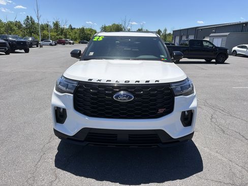 Used 2025 Ford Explorer ST AWD/4WD image 9