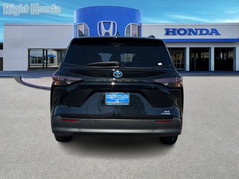 Used 2024 Toyota Sienna XLE image 5