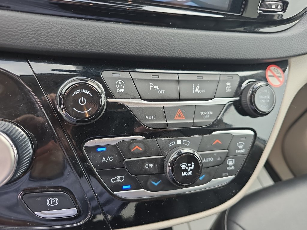 Used 2024 Chrysler Pacifica Touring-L FWD image 21