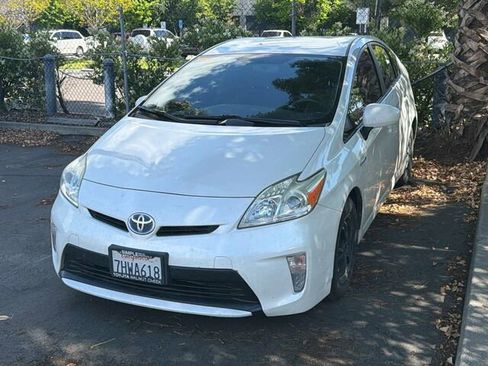 Used 2015 Toyota Prius Two FWD image 2