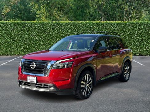 Used 2022 Nissan Pathfinder Platinum w/ Cargo Package FWD image 8
