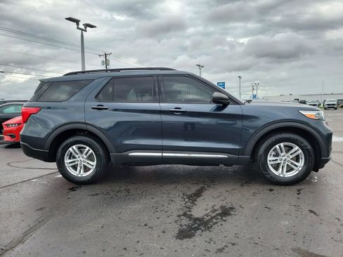 Certified 2022 Ford Explorer XLT image 3