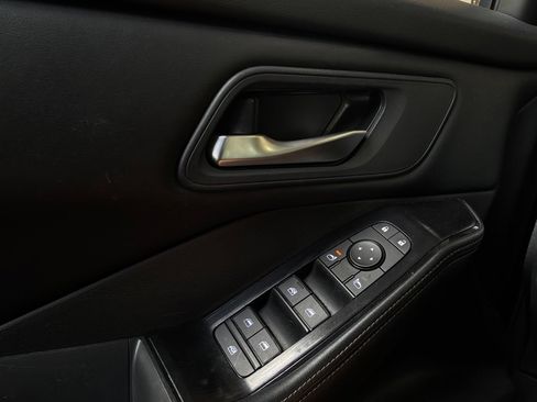 Used 2025 Nissan Rogue SV FWD image 21