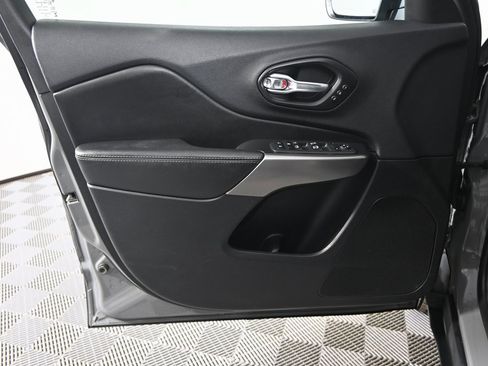 Used 2020 Jeep Cherokee Limited image 19