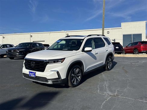 Certified 2025 Honda Pilot Touring image 3